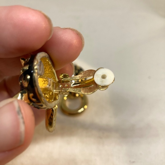 Kenneth J Lane GOLD BLACK ENAMEL CLIP EARRINGS | Panthère Classic 1980's Panther - Picture 6 of 13